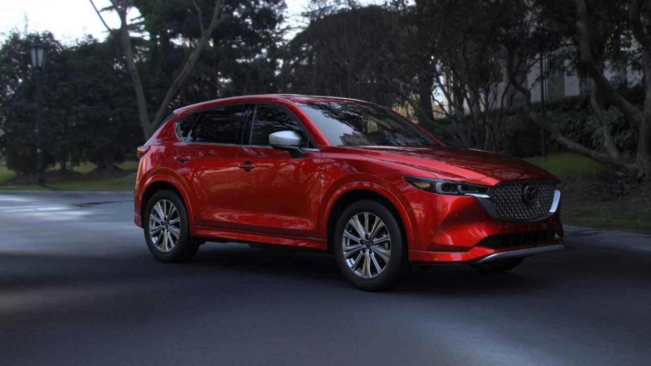 Mazda CX-5 rojo en una calle arbolada
